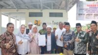 cen-sui-lan-anggota-komisi-V-dpr-ri-fraksi-golkar-dapil-kepulauan-riau-kepri-memperlihatkan-dokumen-serah-terima-dan-peresmian-sarana-sanitasi-kepada-ponpes-sirrul-ilahiyah-Batam-f-
