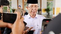 Wali Kota Batam, Amsakar Achmad, memberi keterangan kepada awak media usai sidang paripurna di DPRD Kota Batam, Rabu (7/10/2026).
