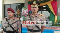 Wali Kota Batam, Amsakar Achmad, menyalami dan berbincang dengan Kapolda Kepri, Irjen Pol Suhendri saat pisah sambut di Hotel Radisson, Batam, Jumat (9/10/2026) malam.