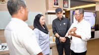 Wali Kota Batam, Amsakar Achmad, berbincang dengan Bupati Brebes, Paramitha Widya Kusuma, usai pertemuan di Kantor Wali Kota Batam, Selasa (20/10/2026). (FOTO : DOC HUMAS DISKOMINFO BATAM)