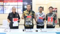 Satreskrim Polresta Barelang menggelar konferensi pers pengungkapan tindak pidana pencurian dan tindak pidana penadahan besi H-Beam yang terjadi di wilayah hukum Polresta Barelang. Kegiatan tersebut dilaksanakan di Lobby Polresta Barelang, dipimpin oleh Kasat Reskrim Polresta Barelang, Kompol Agung Tri Poerbowo, S.I.K., M.M., didampingi Kasi Humas Polresta Barelang, AKP Budi Santosa, S.H., Wakasat Reskrim Polresta Barelang, AKP Muhammad Ridho, S.H., serta Kanit 5 Satreskrim Polresta Barelang, Iptu M. Alvin Royantara, S.Tr.K., M.H.
